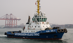 China Launches First Hydrogen‑Electric Tug at Qingdao Port