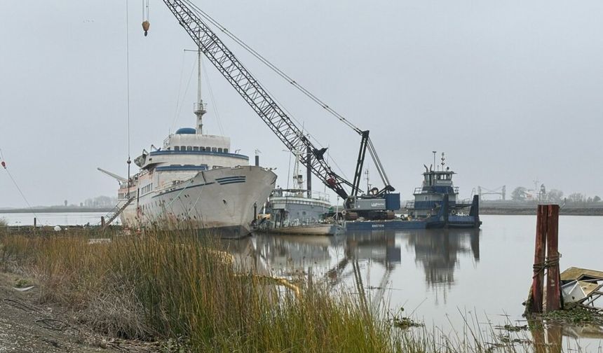 Historic Cruise Ship Aurora Moved to Mare Island